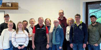 Zwei mal zwei Sieger beim TV Rhede Tennis Das Saisoneröffnungsturnier der TV Rhede-Tennisabteilung klang wegen des am Ende unbeständigen Wetters im Vereinsheim aus. (Foto: TV Rhede)