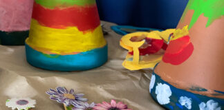 Kinder des TV Rhede basteln Frühlingsdekorationen