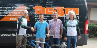 Radsportabteilung des TV-Rhede übergibt Rennrad.