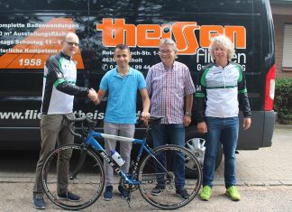 Radsportabteilung des TV-Rhede übergibt Rennrad.
